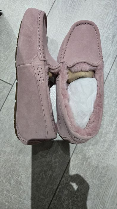 Мокасини UGG в цвят пепелно розово