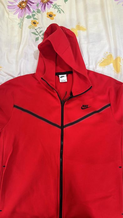 hanorac nike tech rosu