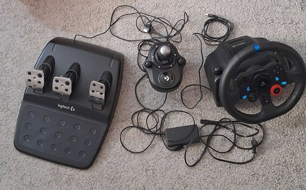 Продавам Logitech G29 + G-Shifter – КАТО НОВ, пълен комплект!