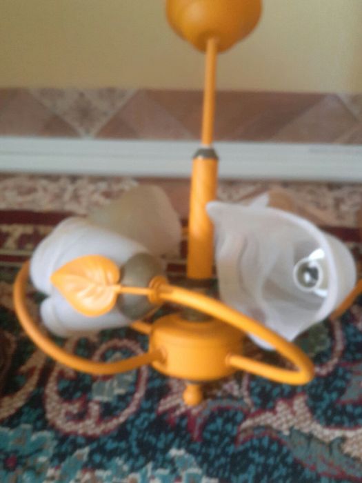 Люстра желтого цвета