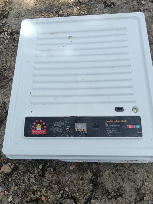 Incubator automat Tehno cu capacitate de 90-120 de ouă. Folosit 2 ani. Printre cele mai reușite incubatoare.il vând pentru că nu-l mai folosesc.predar