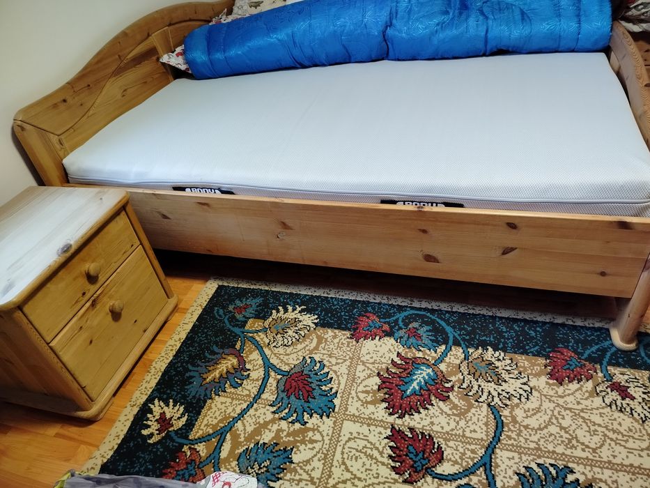 Vând pat matrimonial 200/200 în stare foarte bună.