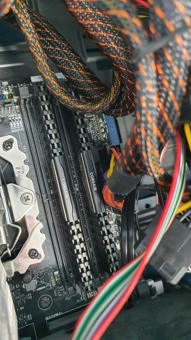 Vand desktop PC Gaming i7 - 32 Ram - SSD - GeForce GTX 1080 Ti 11GB DDR5, in stare excelenta