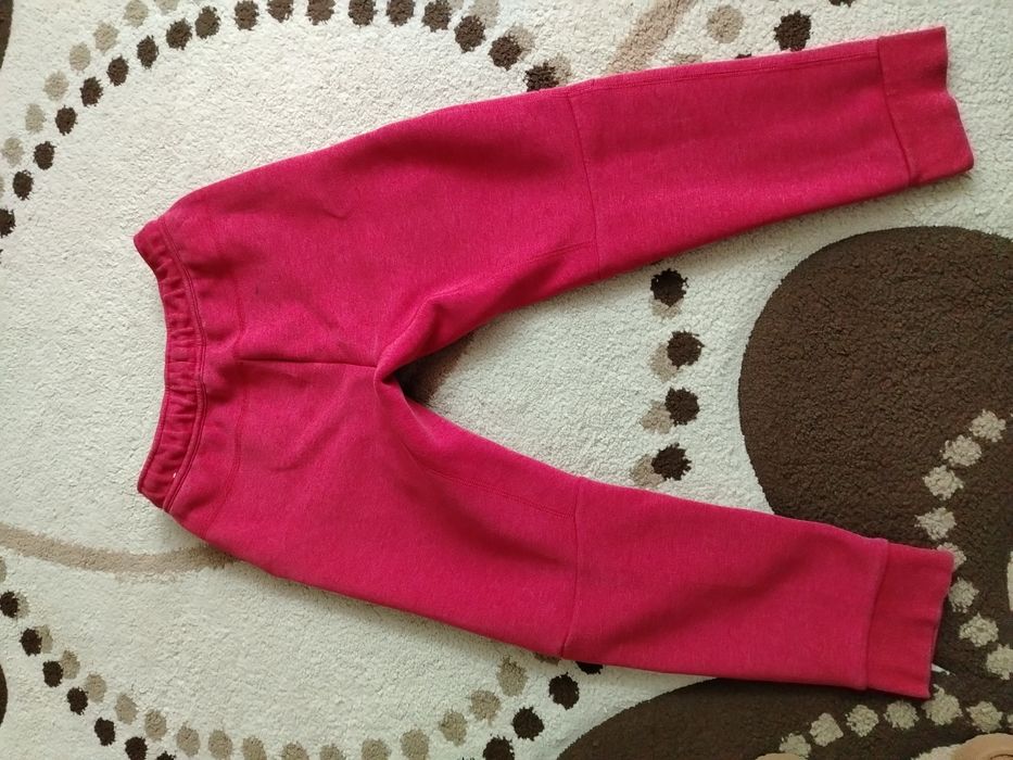 .. Vand o pereche de pantaloni de Nike Tech rosu, marimea 146 158