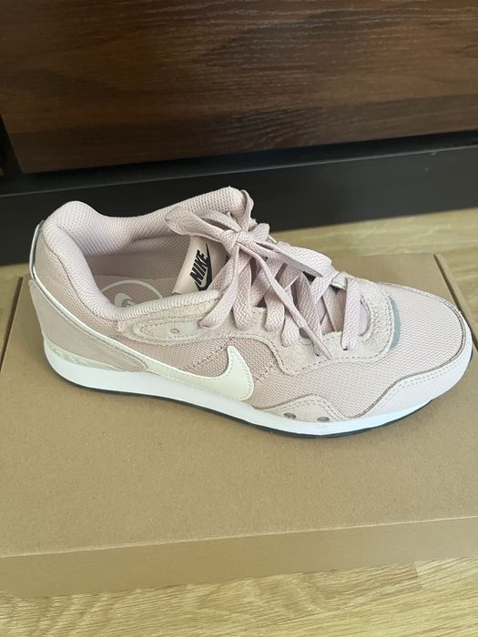 Дамски чисто нови маратонки nike