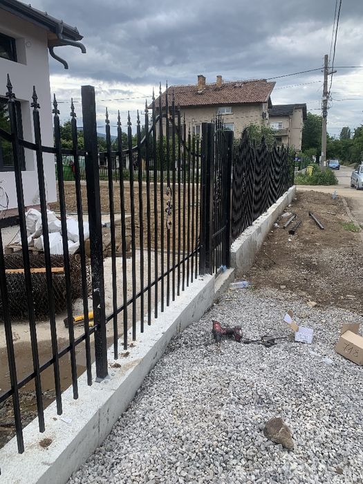 Монтаж изграждане на огради врати надвеси парапети и д-р