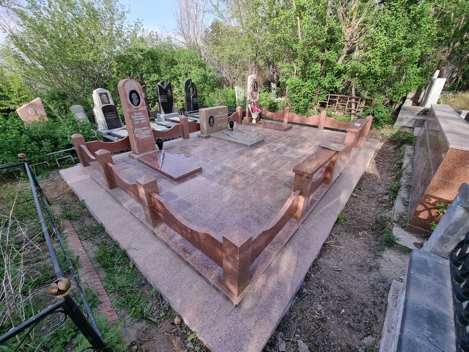 Памятники,оградки, мазарные плиты.