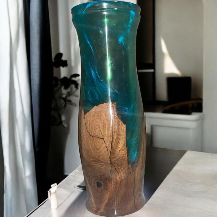 Уникални ръчно изработени вази от дърво и епоксидна смола