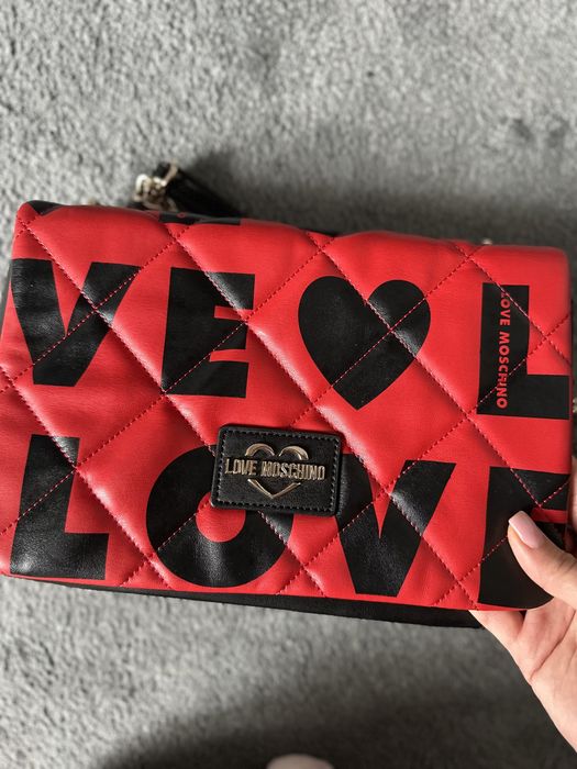 Чанта на марката Moschino.