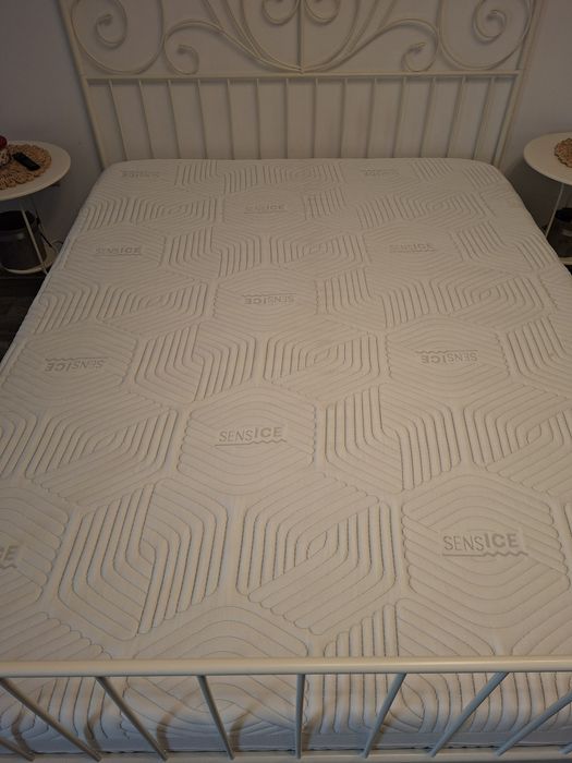 Vând pat IKEA LEIRVIK, dimensiune 160x200 cm, cu somiera , saltea  si doua masute