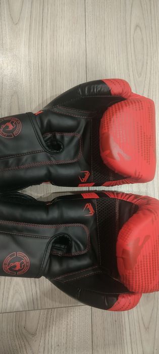 Продам боксерские перчатки Venum