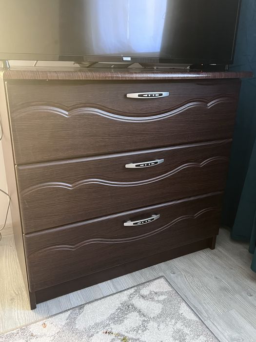 Vand pat cu noptiere si comoda !