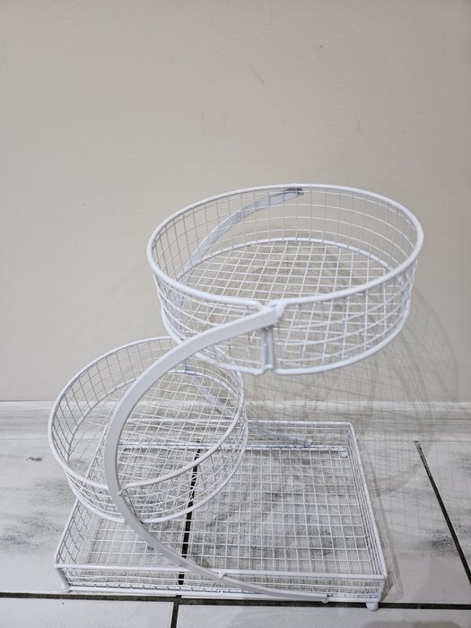 Продавам етажерки за парфюми