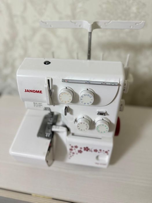 Продам оверлок Janome HQ-075D