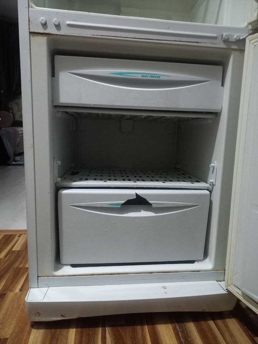 продается холодильник и микроволновка срочно