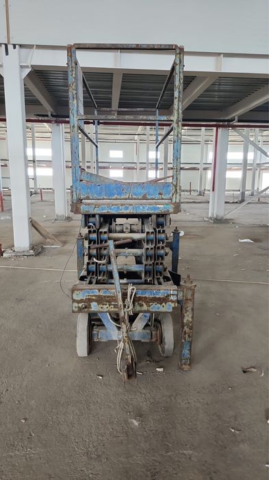 Срочно продам ножничный подъемник
