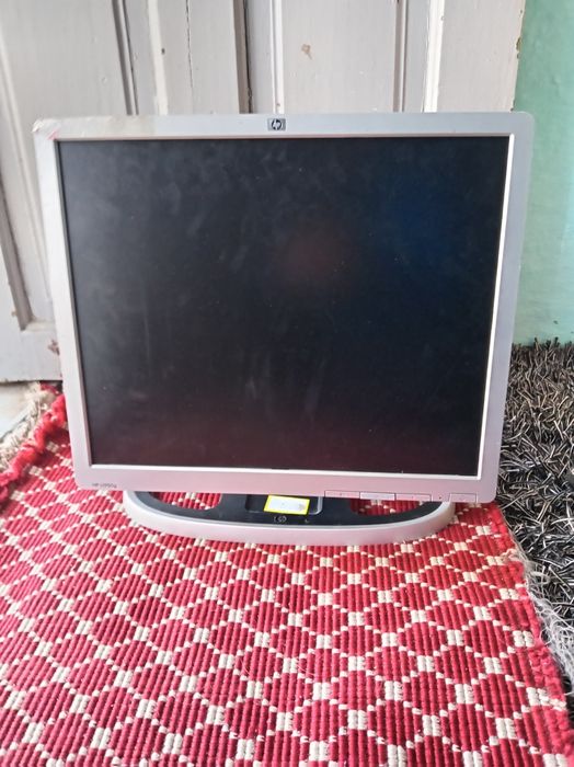 Vând monitor HP L1950g