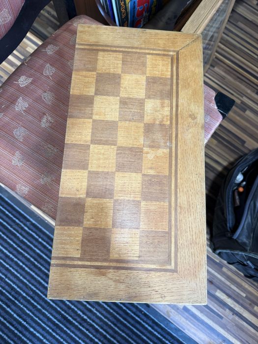 ретро табла с малки фигури за шах