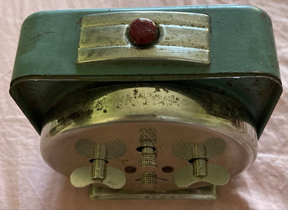 Часовник Будилник Б84 ретро, съветски, оригинал, работещ отлично