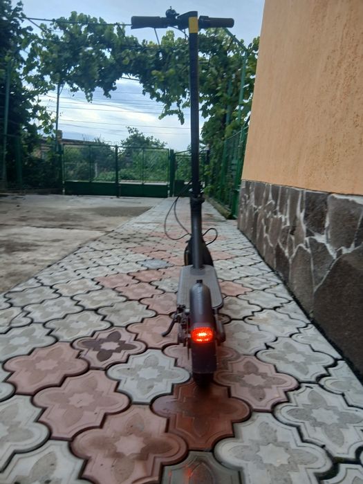 Vând trotineta Xiaomi Mi Essential