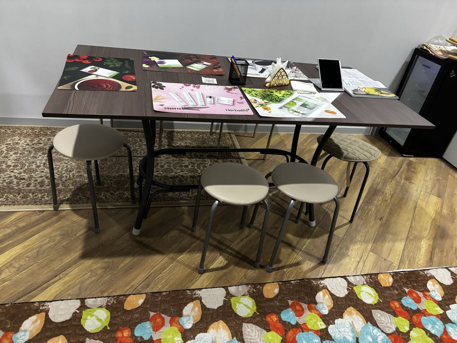 Столы белый и коричневый