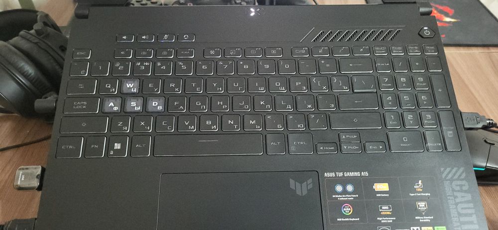 Ноутбук, в комплекте со всеми АКС