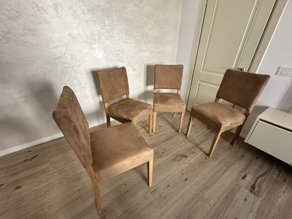 Vand 4 scaune din lemn masiv -stejar miere. Noi.