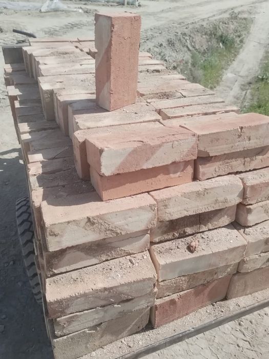 Кирпич. Красный кирпич жжёный от завода.