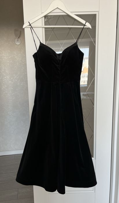Срочно продам черное платье миди