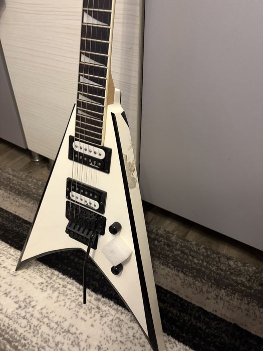 Jackson JS Series King V JS32 White with Black Bevels