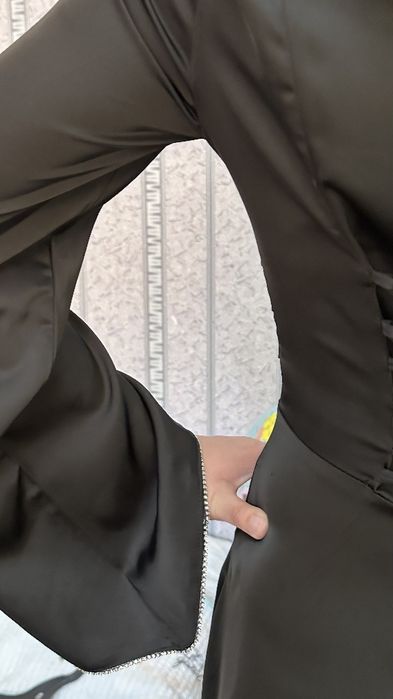 Черное атласное платье