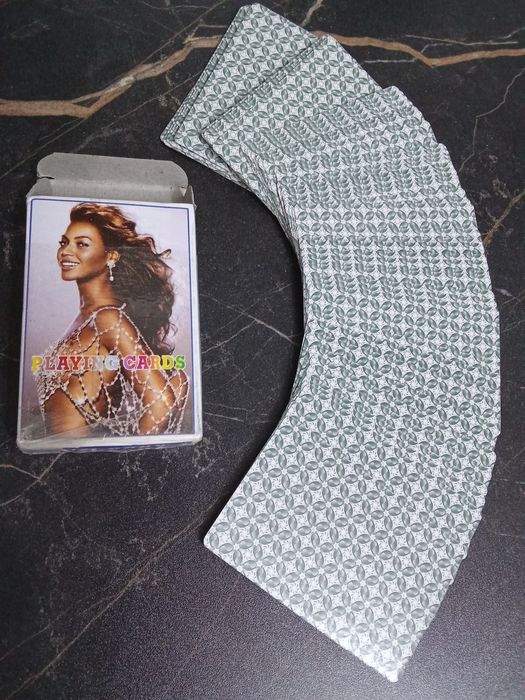 Карты игральные с изображением девушек