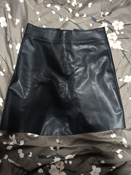 Продам кожаную юбку и два топа р.xs