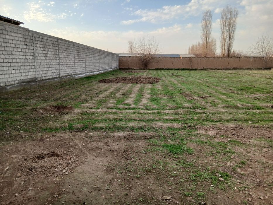 Уй сотилади Янгиюль туманида  К.ора  тепада