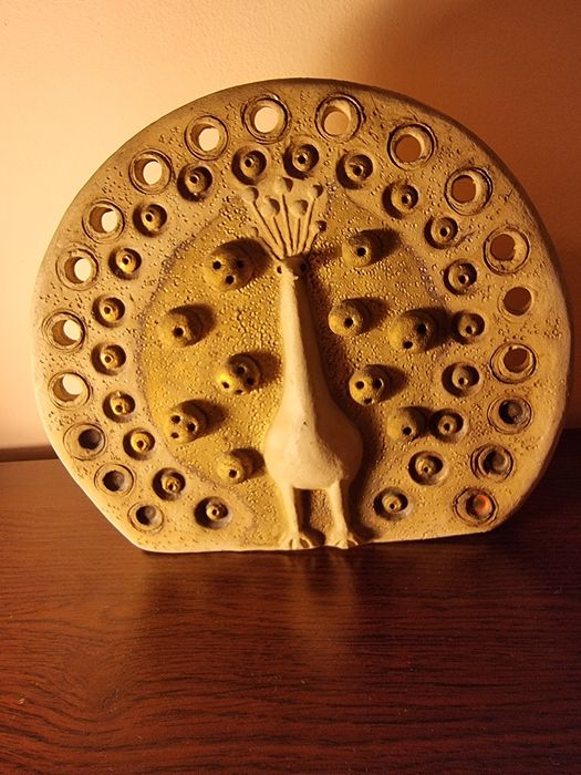 Obiect ceramic din lut ars înfățișând un păun