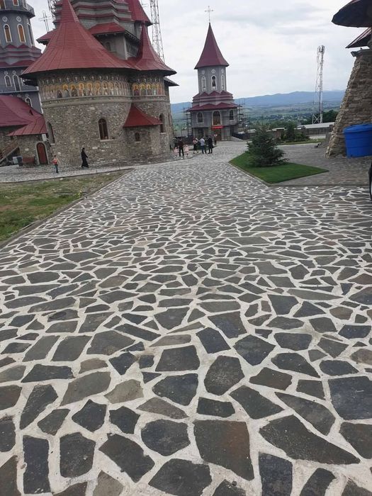 Vand si montez Piatră Naturală de Grecia  pret 60 lei m2 fără montaj.