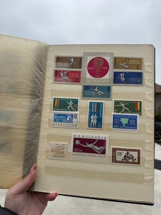 Голям класьор с различни пощенски марки
