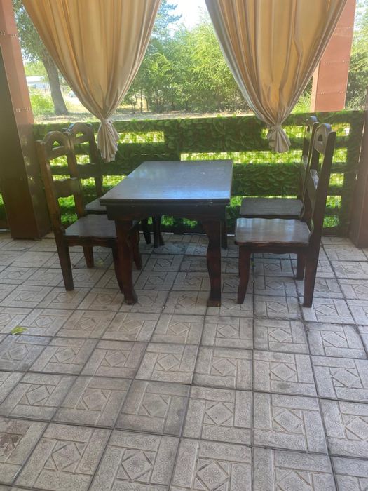 Продается деревянный стол со стульями