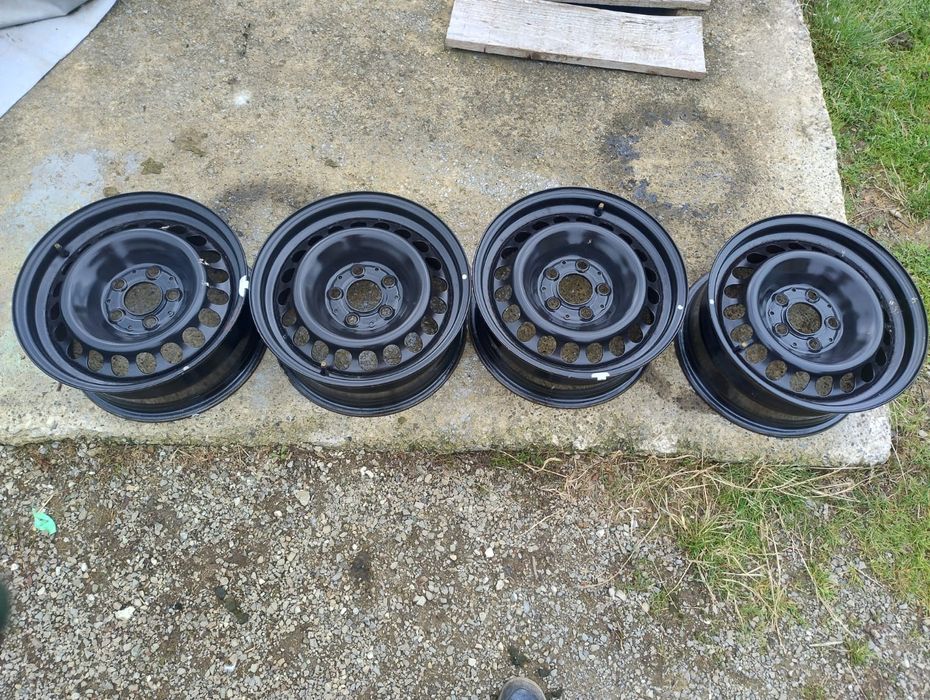 Vand jante de tablă și cauciucuri de iarnă folosite, o singură iarnă