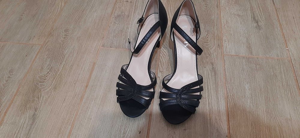 Черни обувки на токчета