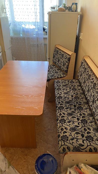 Продам стол вместе с угловыми диванами