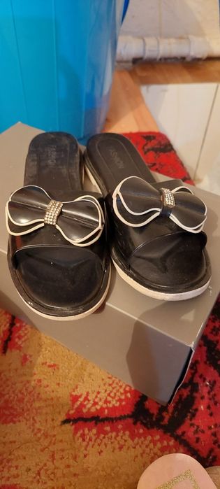 Аяк киымдер сатылады