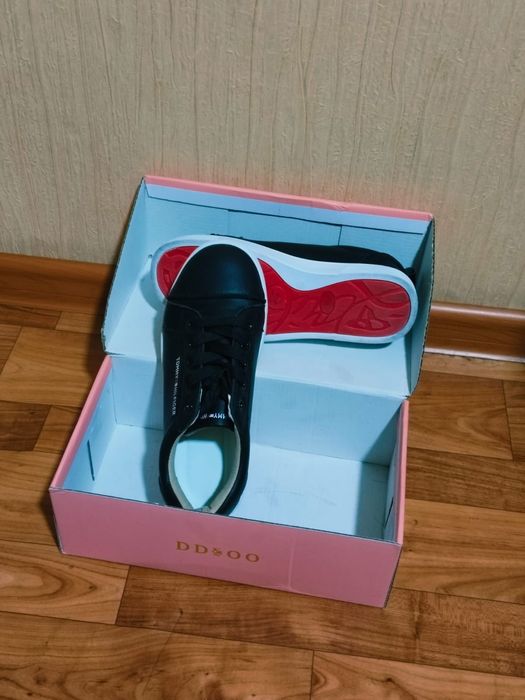 Кросовки новые продам