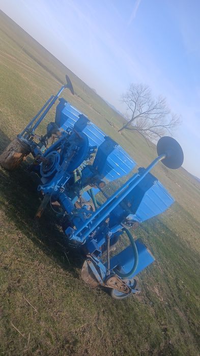 De vânzare semanatoare de porumb