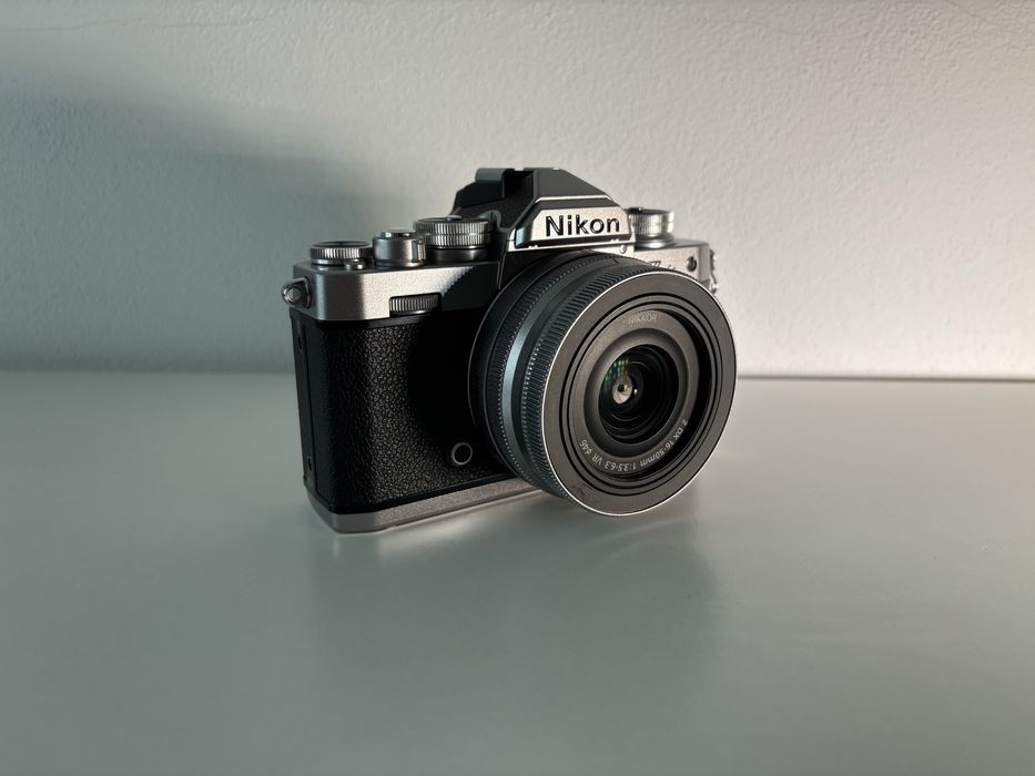 Aparat foto mirrorless Nikon Z fc + obiectiv NIKKOR Z DX 16-50 VR + Blitz Nissin Di466