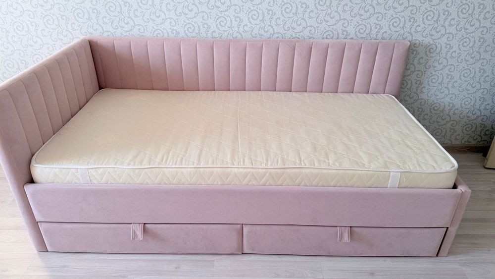 Продам Кровать с матрасом