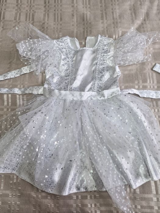 Продам новое  платье Снежинка, 3 тыс ,на 4,5 лет