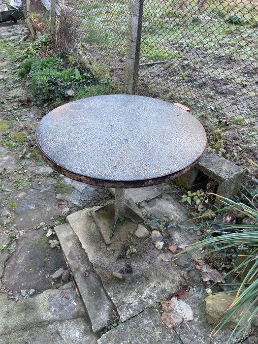 Масивна дворна маса