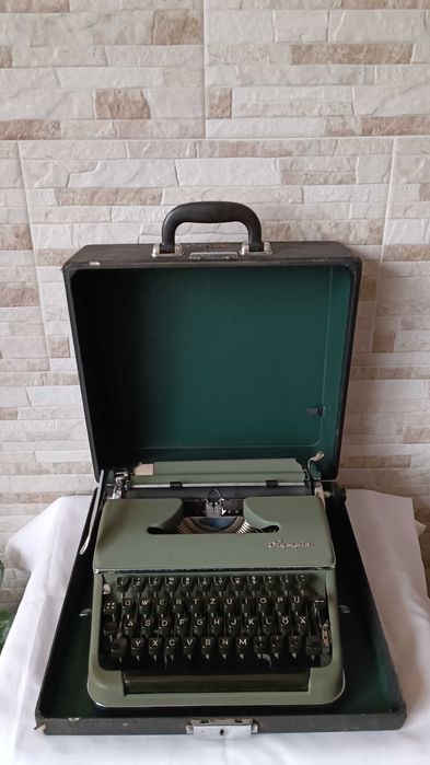 Стара пишеща машина Olympia SM2 - Made in Germany - 1950" година