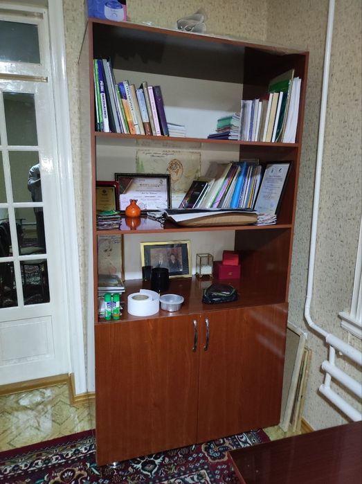 Книжный шкаф сотилади